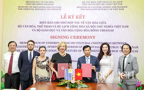Bộ trưởng Nguyễn Ngọc Thiện và Bộ trưởng Maria Julia Munoz ký kết hợp tác